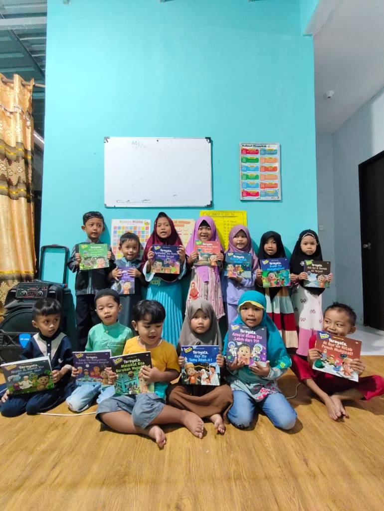 Infaq Buku dari Spirit Nabawiyah Community (SNC), Lengkap 1 Paket untuk Mengedukasi Santri agar lebih mudah memahami dalam menyerap informasi secara baik dan menyenangkan.